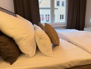 1 slaapkamer, een strijkplank/strijkijzer, wifi, beddengoed