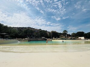 Outdoor pool - Superb apartment with garden and terrace, sea view, Domaine Les Restanques (Grimaud)