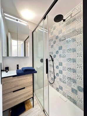 Shower, hair dryer, towels - Superb apartment with garden and terrace, sea view, Domaine Les Restanques (Grimaud)
