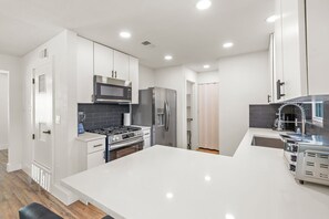 Refrigerador, microondas, horno y parrilla de estufa