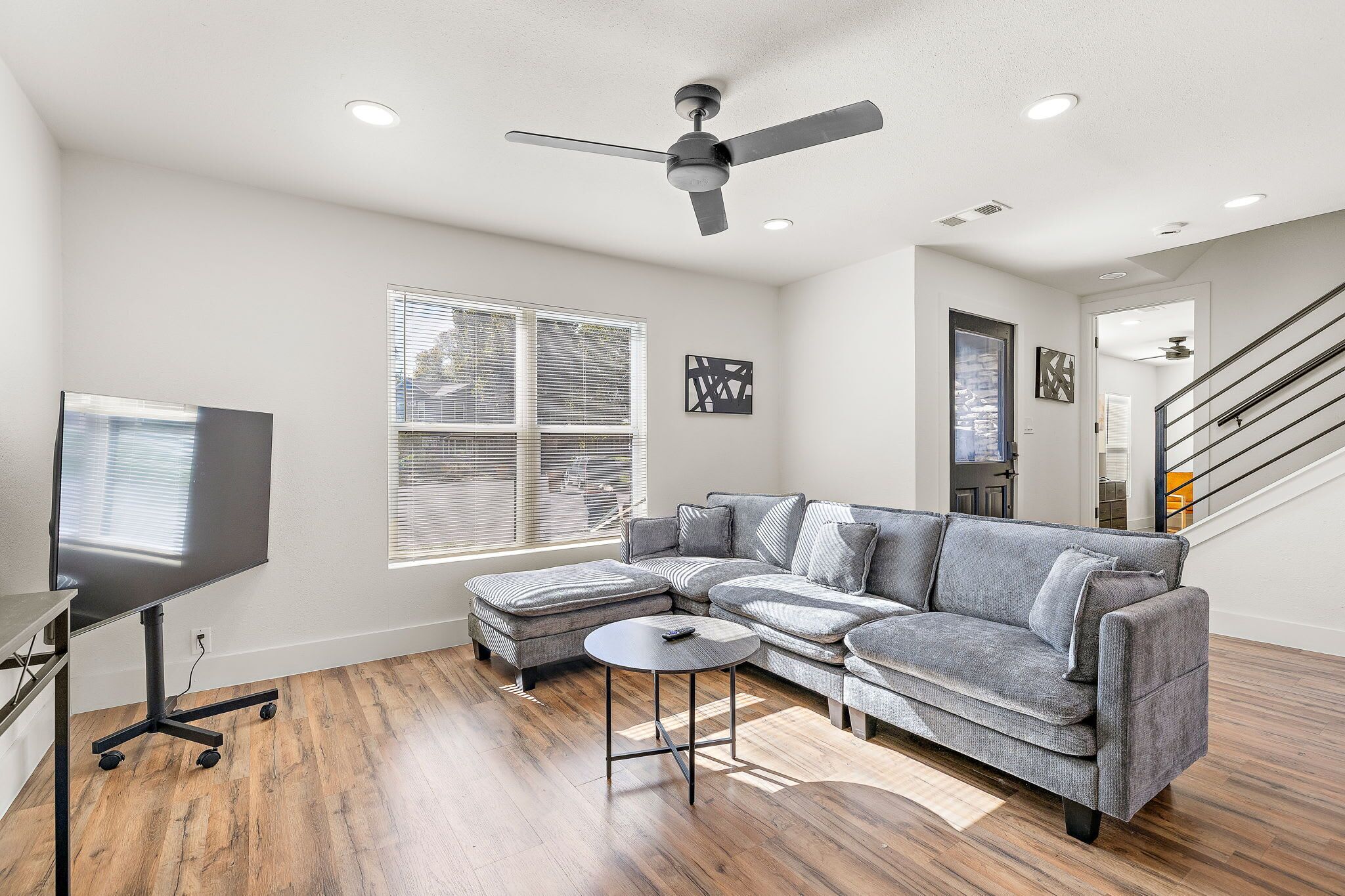 Televisión y oficina 