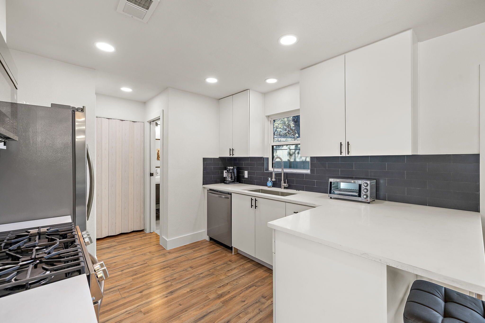 Refrigerador, microondas, horno y parrilla de estufa 