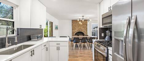 Kjøleskap, mikrobølgeovn, ovn og kokeplater