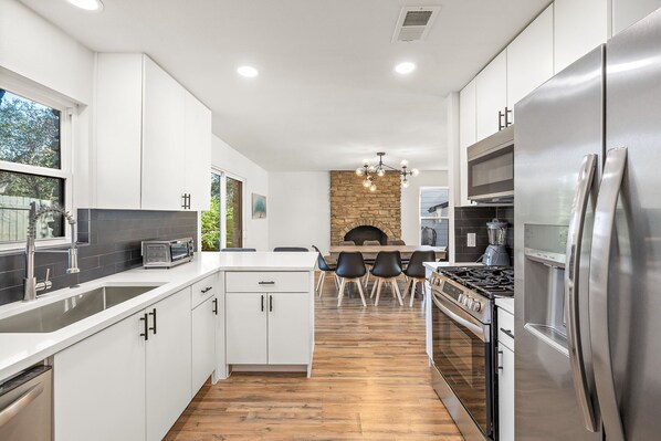 Refrigerador, microondas, horno y parrilla de estufa