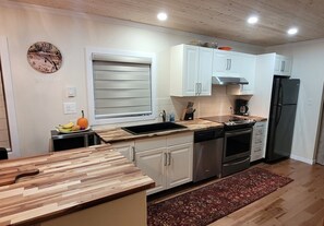 Mikroaaltouuni, liesi, astianpesukone