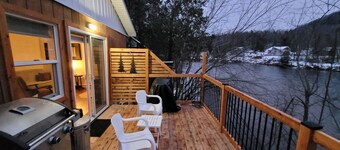 Little House, Rivière Rouge waterfront, 7 minutes from Mont-Tremblant town.