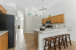 Fridge, microwave, oven, dishwasher - Cozy 4BR Villa w/ Priv Pool – Lake Berkley Resort (Kissimmee)