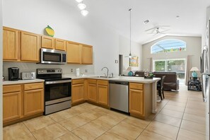 Fridge, microwave, oven, dishwasher - Cozy 4BR Villa w/ Priv Pool – Lake Berkley Resort (Kissimmee)