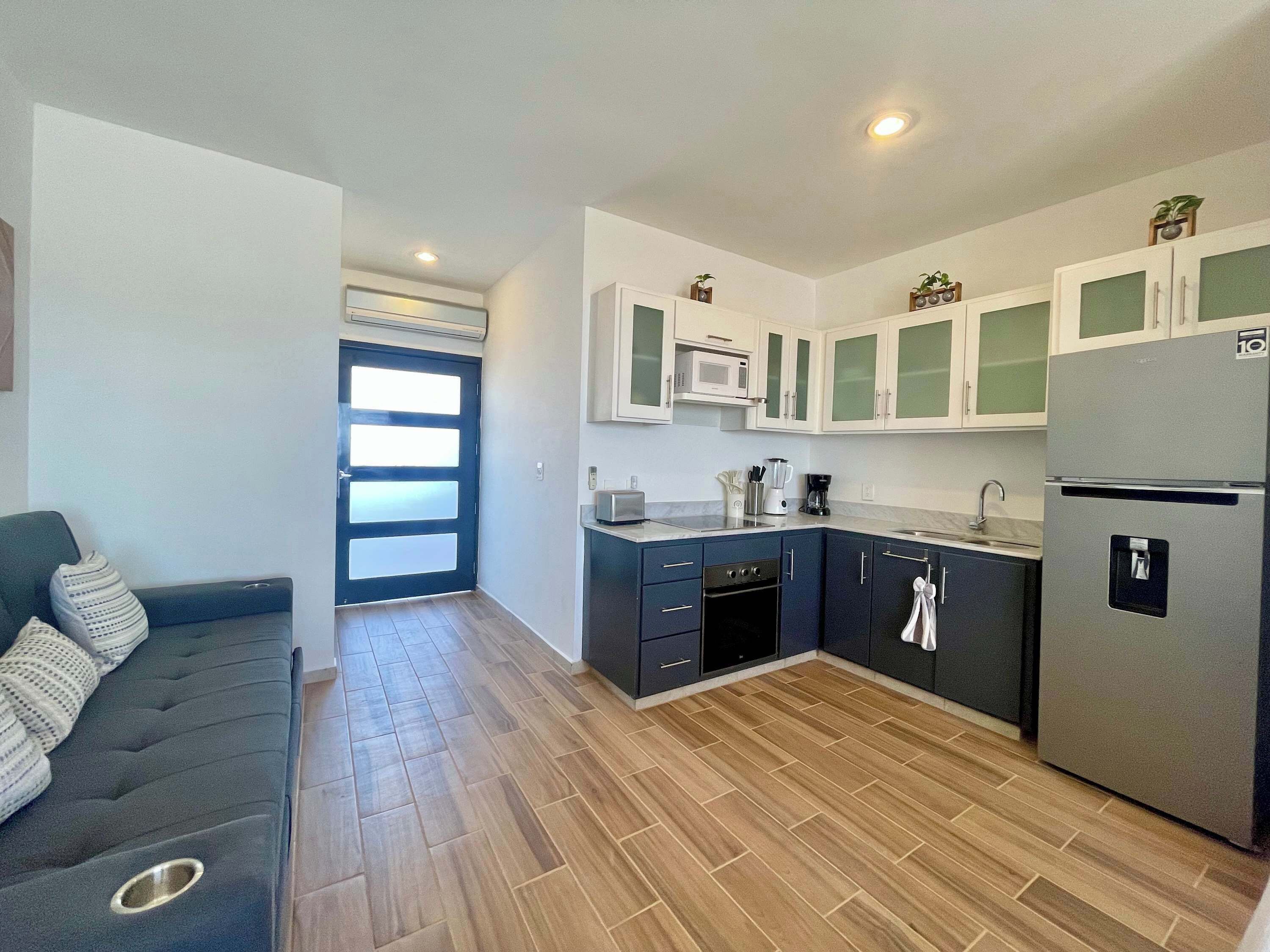 Réfrigérateur, micro-ondes, plaque de cuisson, cafetière/bouilloire