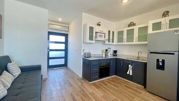 Réfrigérateur, micro-ondes, plaque de cuisson, cafetière/bouilloire