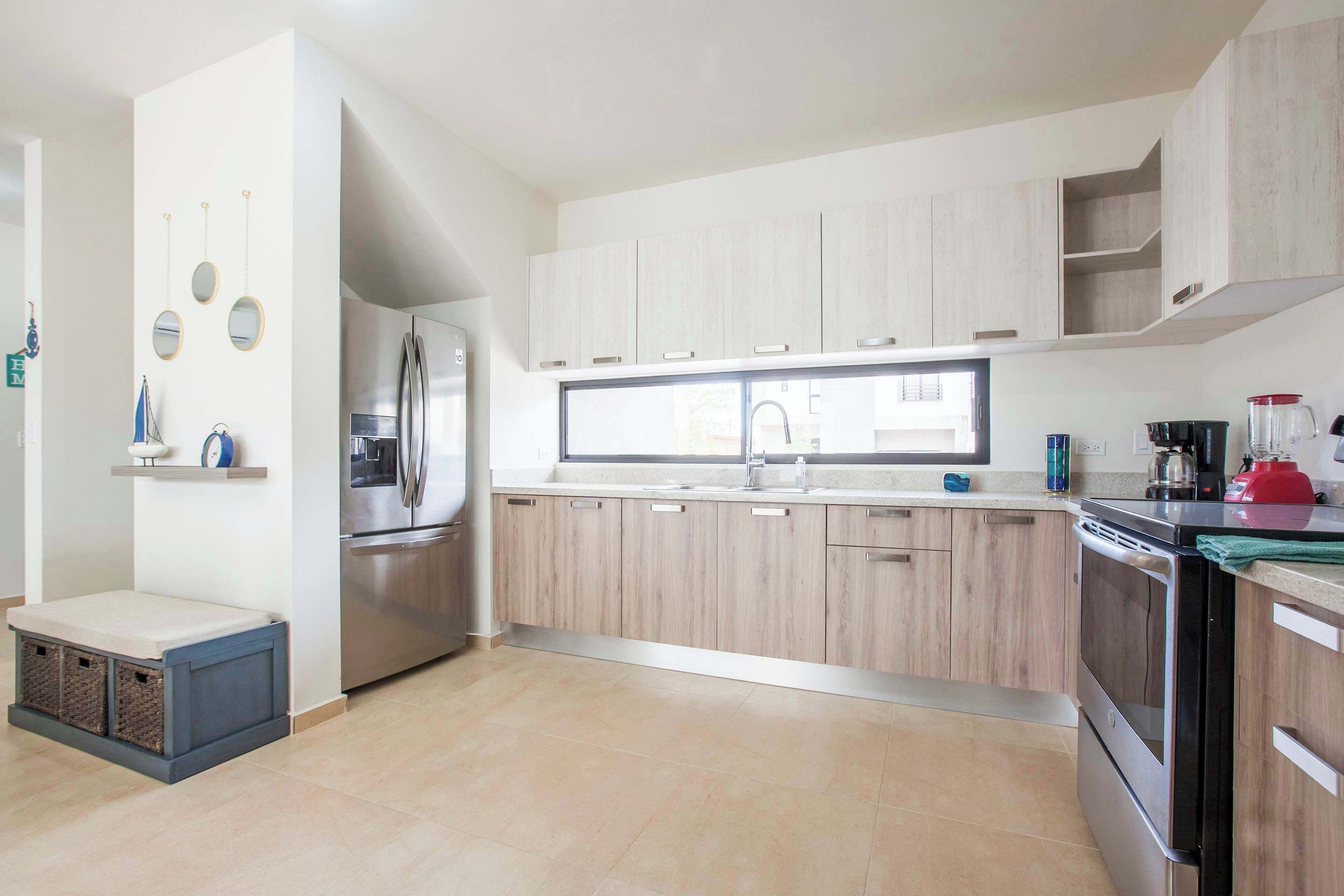 Coffee/tea maker, fridge, microwave, stovetop
