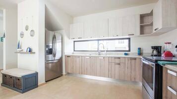 Coffee/tea maker, fridge, microwave, stovetop