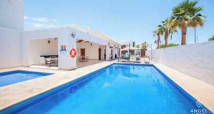 Family-Friendly House in Gated Community with Communal Pool