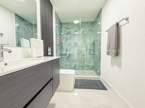 Dusche, Haartrockner, Handtücher, Seife