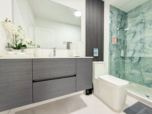 Hårføner, håndklær, såpe og sjampo