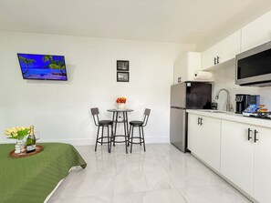 Kjøleskap, mikrobølgeovn, kaffetrakter/tekoker og kjøkkenutstyr