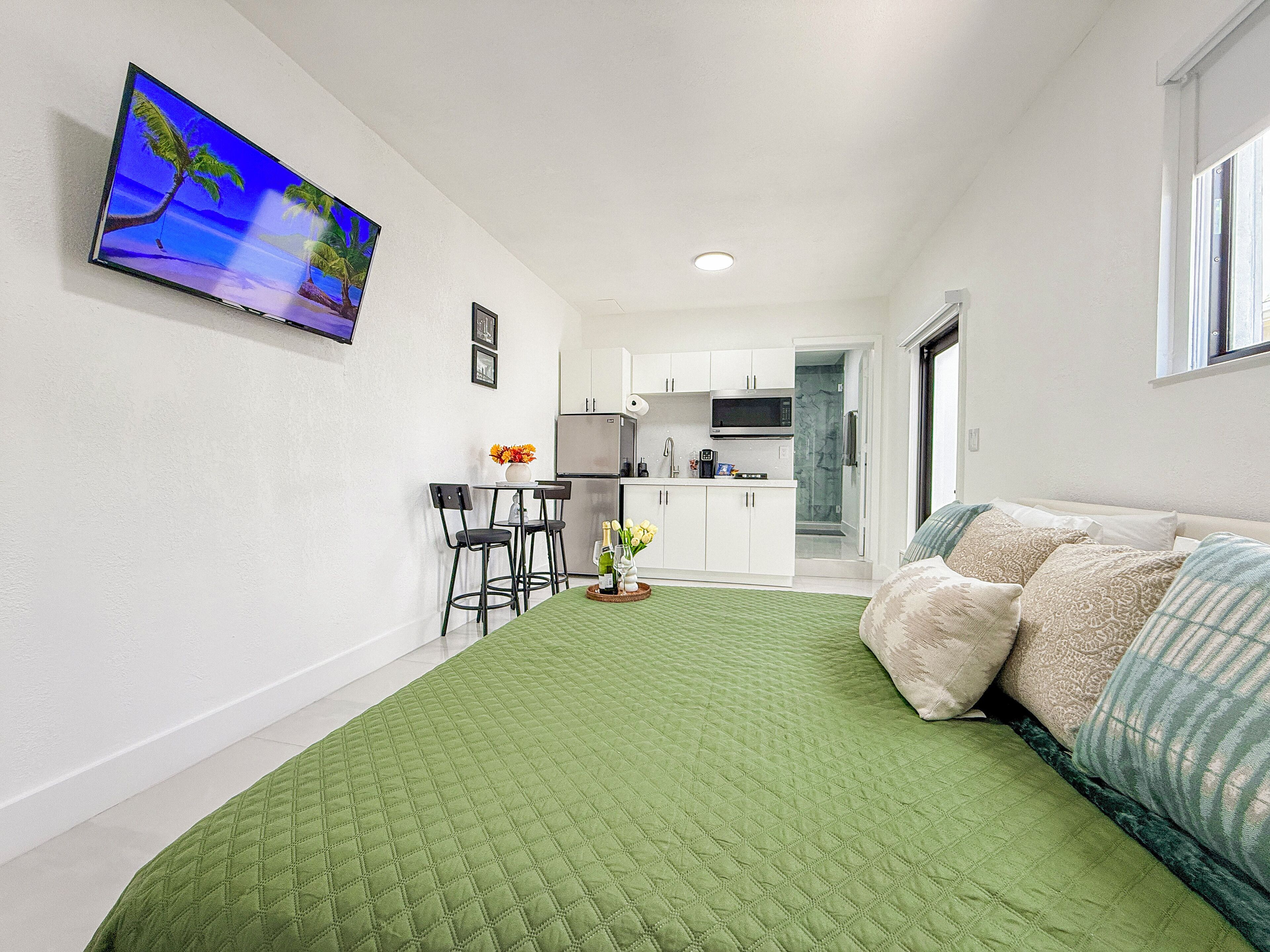 Tabla de planchar con plancha, internet y ropa de cama 