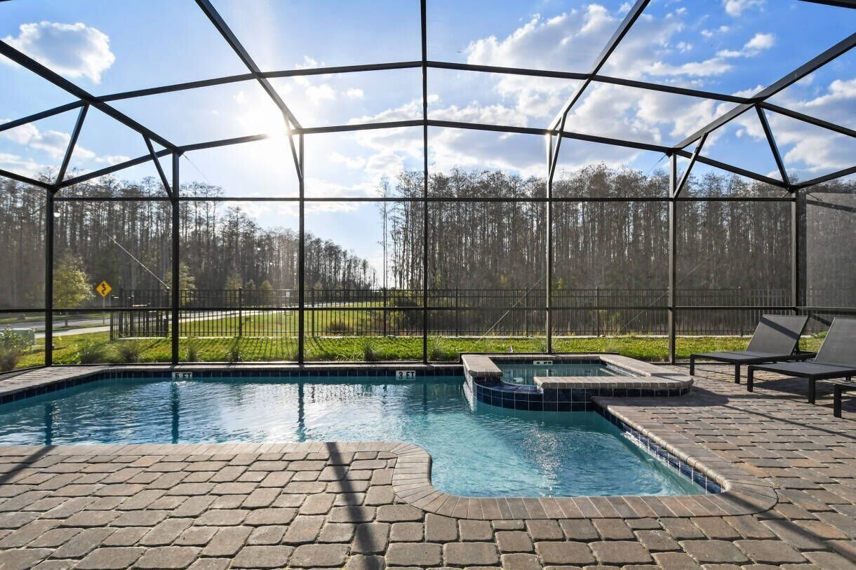 Una piscina al aire libre, una piscina climatizada