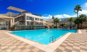 Outdoor pool - The Garden Suite Pool View (Chania)