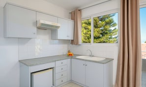 Fridge, stovetop, coffee/tea maker, electric kettle