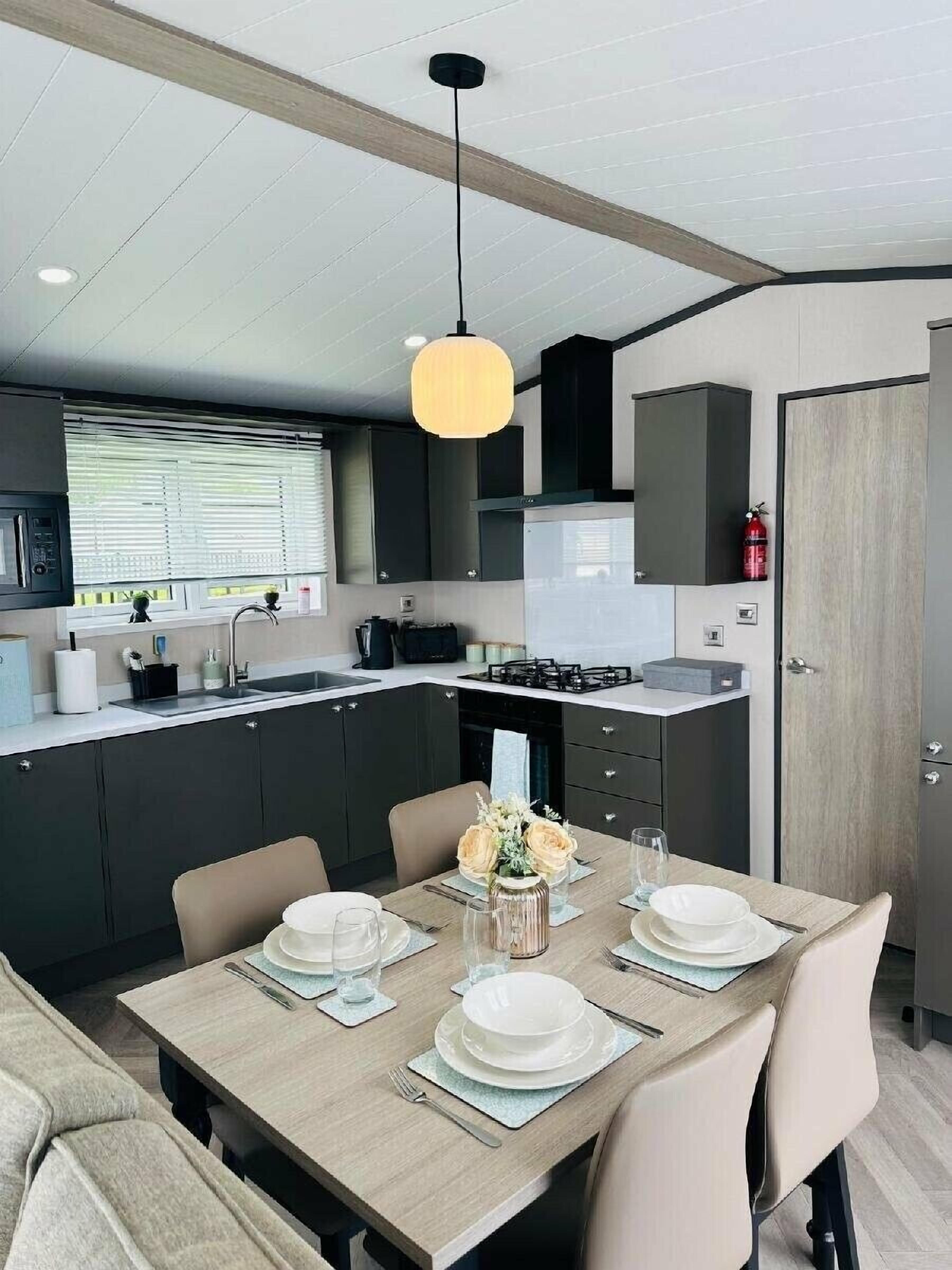 Lave-vaisselle, batterie de cuisine, vaisselle et ustensiles