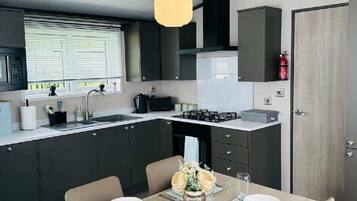 Lave-vaisselle, batterie de cuisine, vaisselle et ustensiles