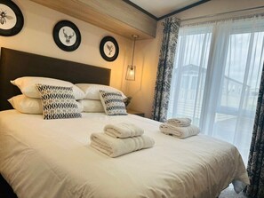 2 bedrooms, individually decorated, individually furnished, free WiFi - Ashbourne Heights Holiday Park - Holiday Accommodation 18103 (Ashbourne)