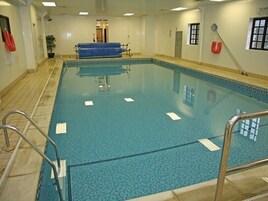 Una piscina techada