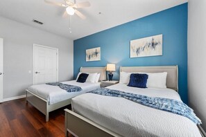 3 bedrooms, iron/ironing board, Internet - Vista Cay 3BR Condo w/ Balcony & Heated Pool (Orlando)