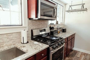 Microwave, oven, stovetop, dishwasher - Quaint & Cozy in Shelbyville, IN (Shelbyville)