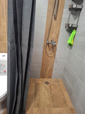 Shower, hair dryer, towels, soap - Superb 1-bedroom apartment with AC in charming Bansko (Bansko)
