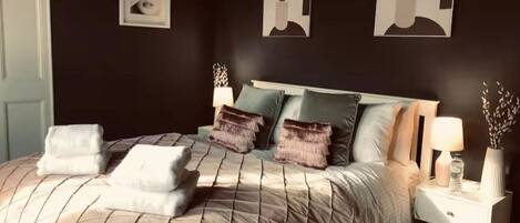 Tabla de planchar con plancha, wifi y ropa de cama