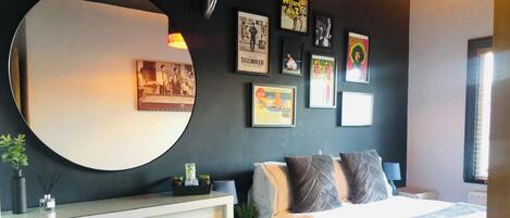 Tabla de planchar con plancha, wifi y ropa de cama