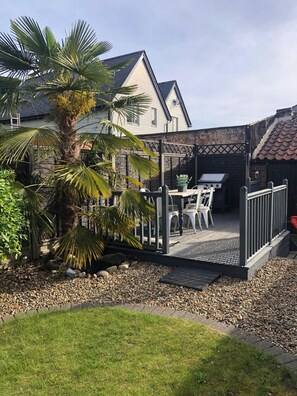 Outdoor dining - Central Mill Hill Home – Spacious 4BR 1.5BATH Free Parking (Suffolk)