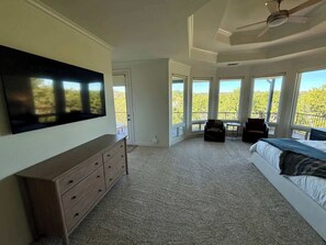 4 bedrooms, iron/ironing board, free WiFi, bed sheets - Lakefront Luxury with Boat Dock and Wet Sauna (Lago Vista)