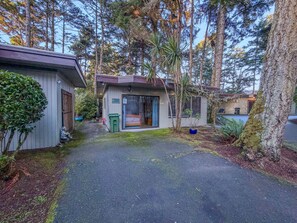 Exterior - Seagate Guest House w/ Fireplace & BBQ Patio (Coos Bay)