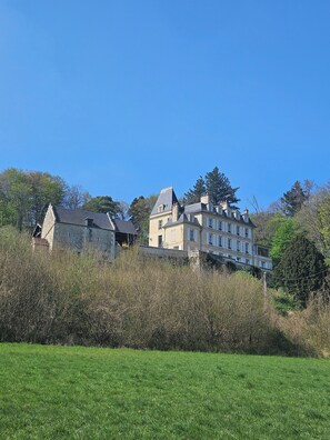 المنشأة من الخارج