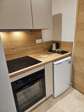 Geladeira, fogão, cooktop, cafeteira/chaleira