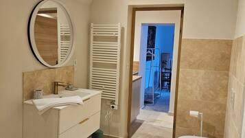 Regadera, secadora de cabello, toallas, jabón