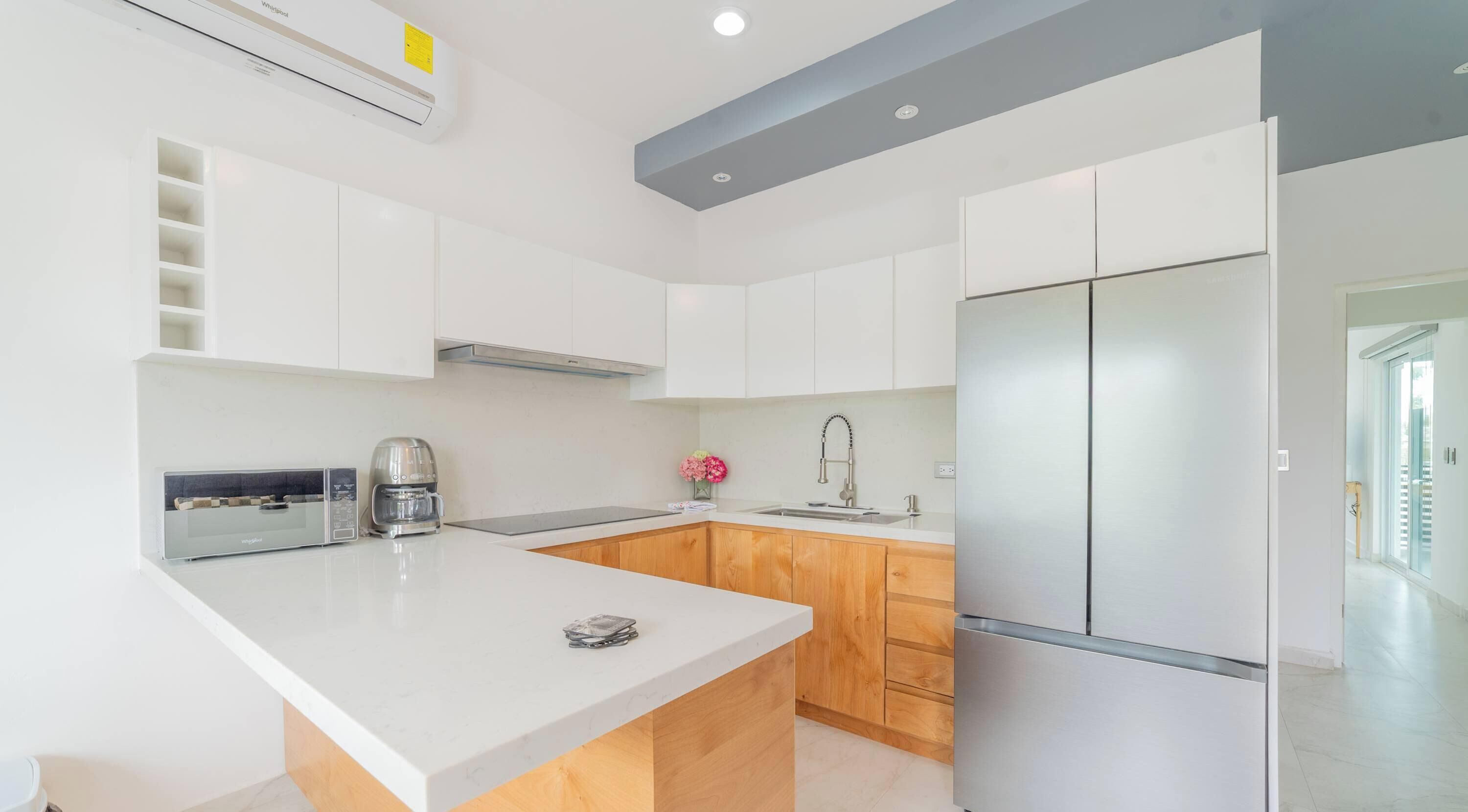 Kjøleskap, mikrobølgeovn, kaffetrakter/tekoker og brødrister