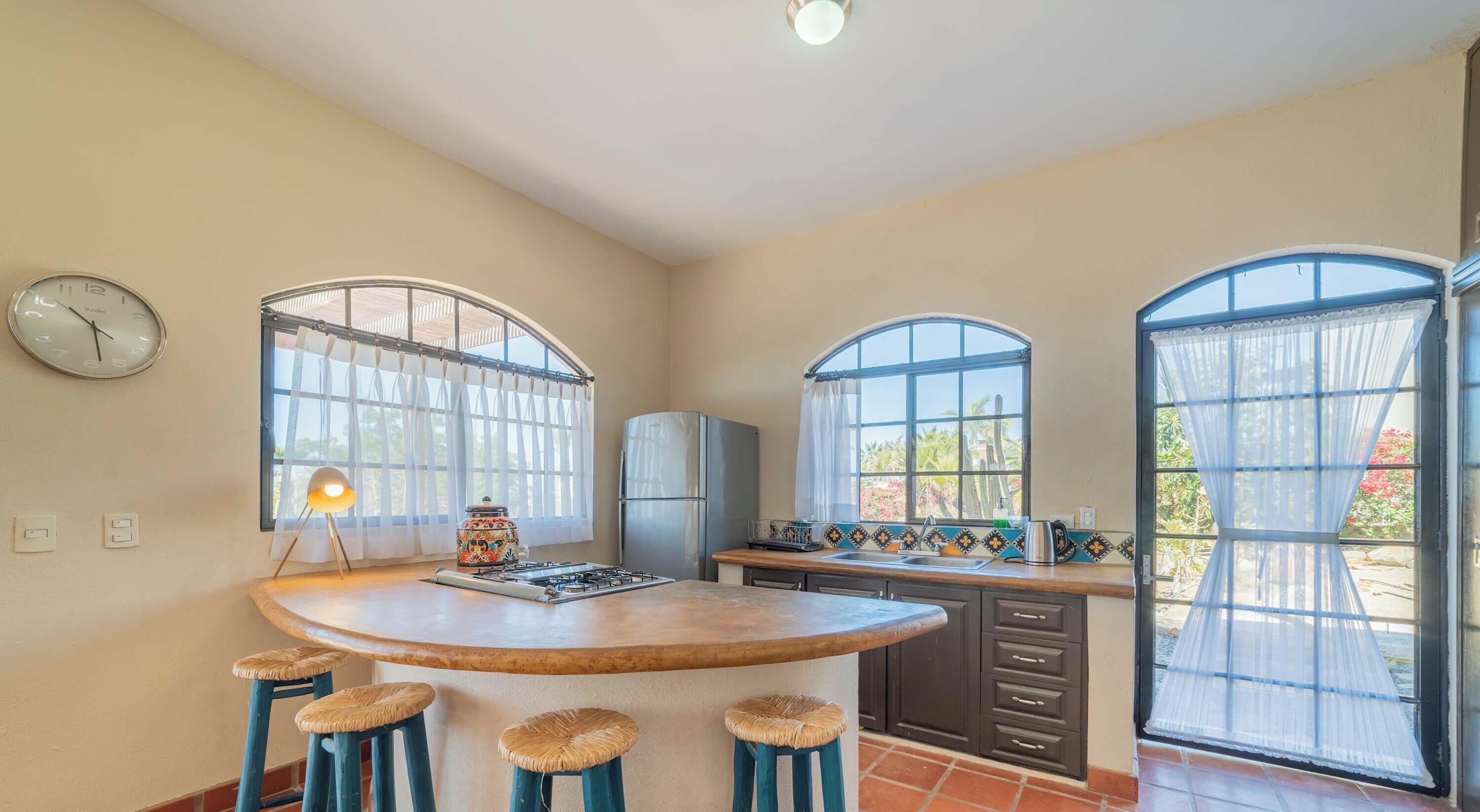 Kjøleskap, ovn, kokeplater og kaffetrakter/tekoker