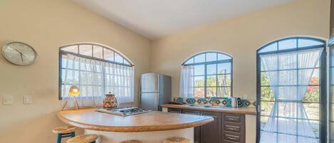 Kjøleskap, ovn, kokeplater og kaffetrakter/tekoker