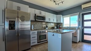 Fridge, microwave, oven, dishwasher - Luxurious 2-bedroom apartment steps from the beach (La Paz)