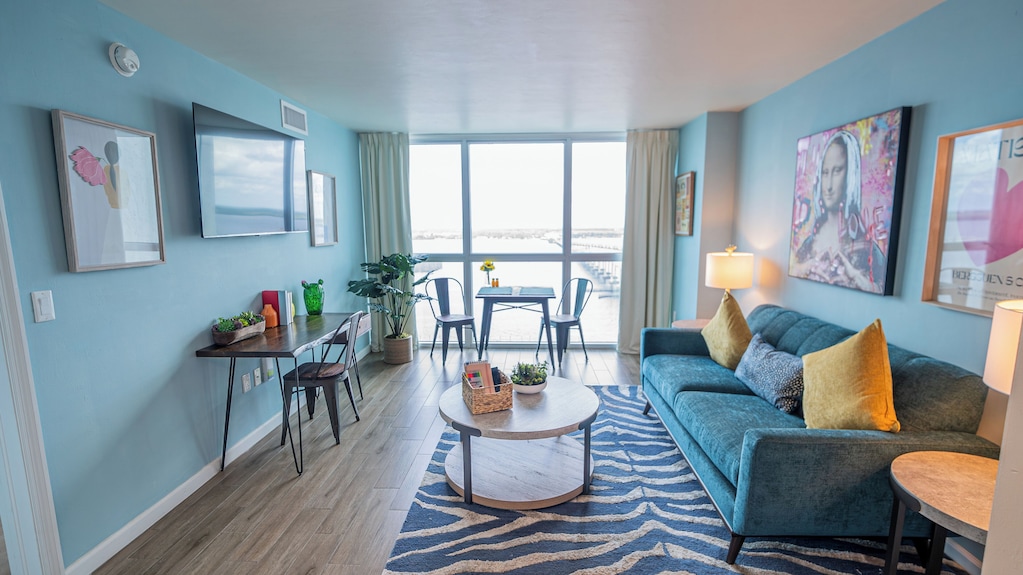 Cozy 1-bedroom Condo In Pleasant Downtown Fort Myers With Pool, Gym, Game Room! - Fort Myers