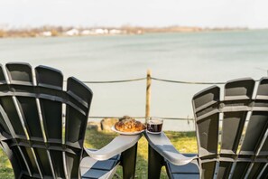 Property grounds - Luma Lakehouse Icewine Lakefront | Deck + Hot Tub (St. Catharines)