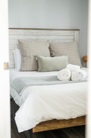 3 bedrooms, iron/ironing board, WiFi, bed sheets - Luma Lakehouse Icewine Lakefront | Deck + Hot Tub (St. Catharines)