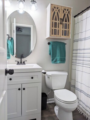 Douche, sèche-cheveux, serviettes fournies, savon