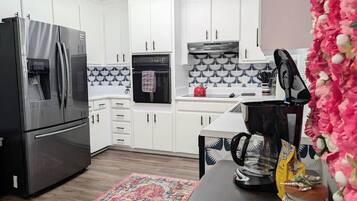 Refrigerador, microondas, horno, placa de cocina