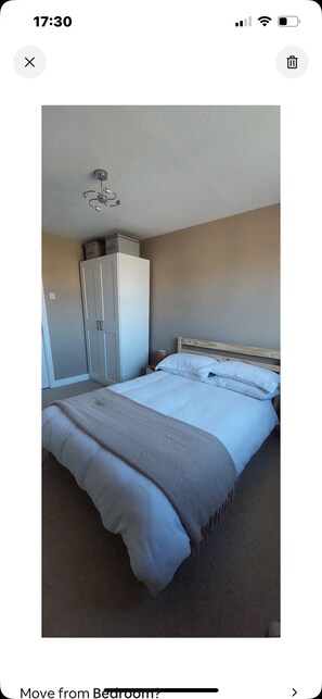 Iron/ironing board, WiFi, bed sheets - Chic Modern 1-Bed House for Two. (Blackpool)