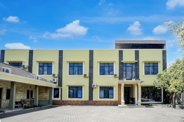 Exterior - Hotel O near Universitas Widya Dharma (Palembang)